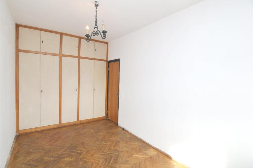 Apartament cu 4 camere semidecomandat în Cișmigiu