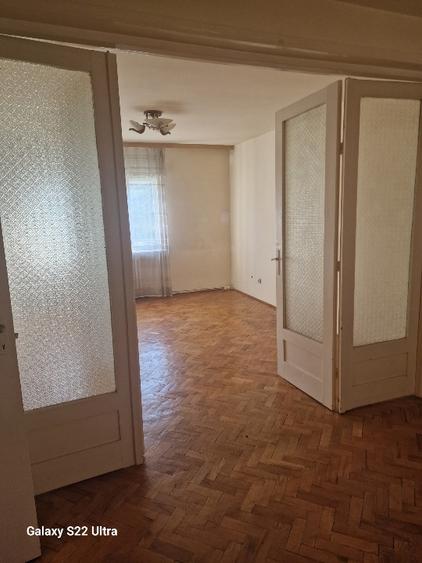 Apartament cu 4 camere semidecomandat în Central