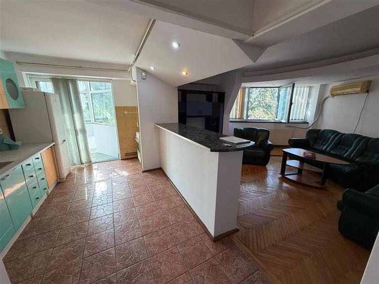 Apartament cu 3 camere decomandat, mobilat în Central