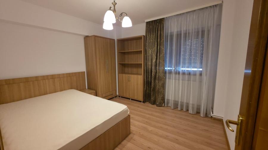 Apartament cu 4 camere decomandat în Tineretului