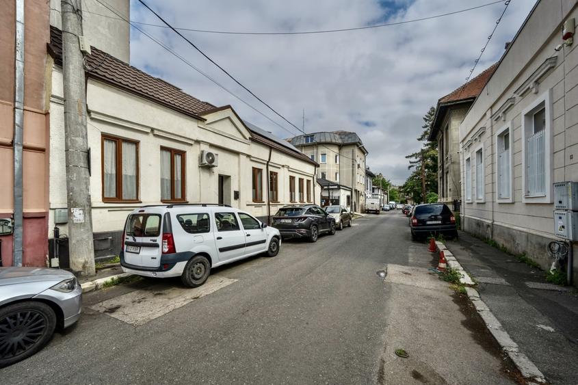 In Cartierul Evreiesc, casa 3 camere pivnita si mansarda open space. - 2