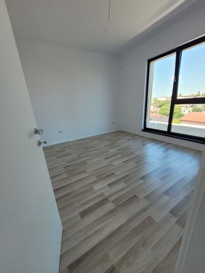 Apartament cu 5 camere semidecomandat în Theodor Pallady