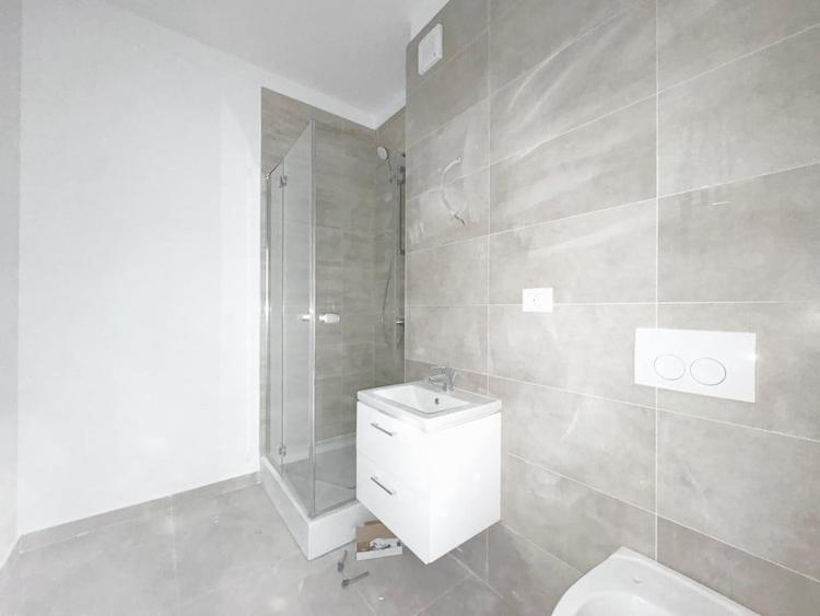 Apartament cu 3 camere semidecomandat în Aradului