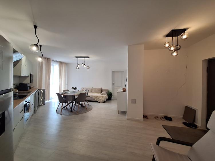 Apartament cu 2 camere semidecomandat, mobilat în Florești