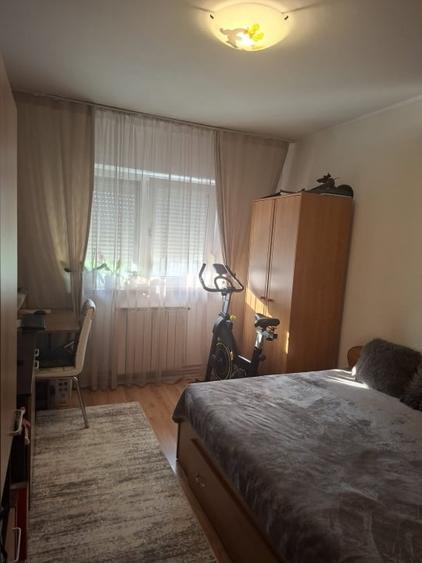 Apartament cu 3 camere decomandat, mobilat în Craiovița Nouă