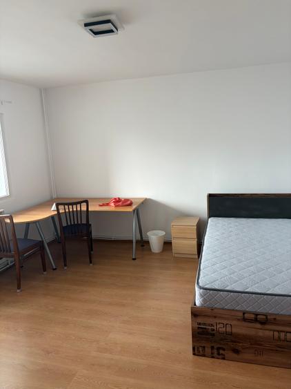 Apartament cu 4 camere decomandat în P-ța Victoriei