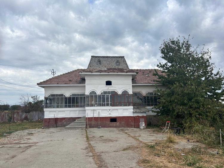 Casă cu 3 camere în Aurești