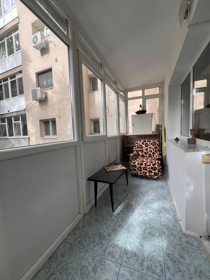 Apartament cu 3 camere decomandat în P-ța Victoriei