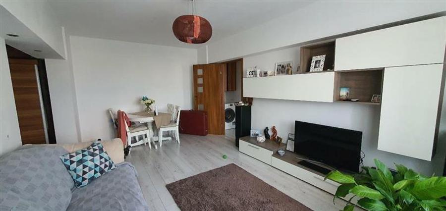 Apartament cu 3 camere semidecomandat în Dristor