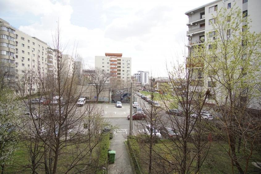 Apartament cu 3 camere decomandat, mobilat în Vitan Mall