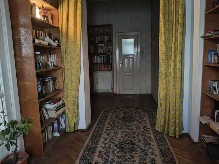 Casă cu 8 camere cu Teren 577 Mp în Apollo