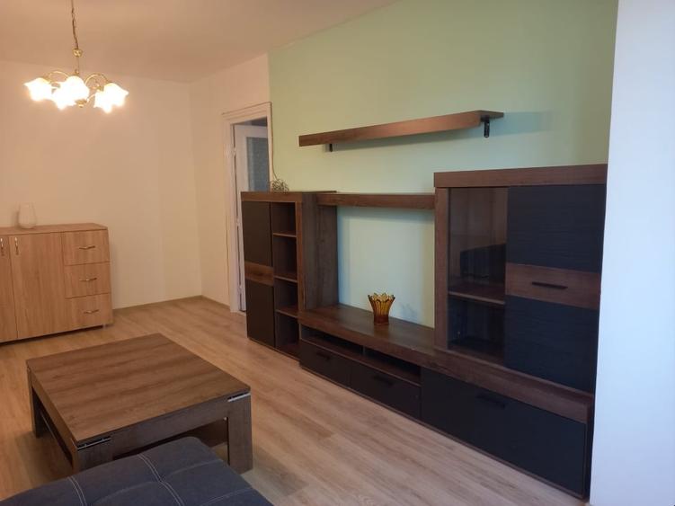 Apartament cu 3 camere semidecomandat, mobilat în Central