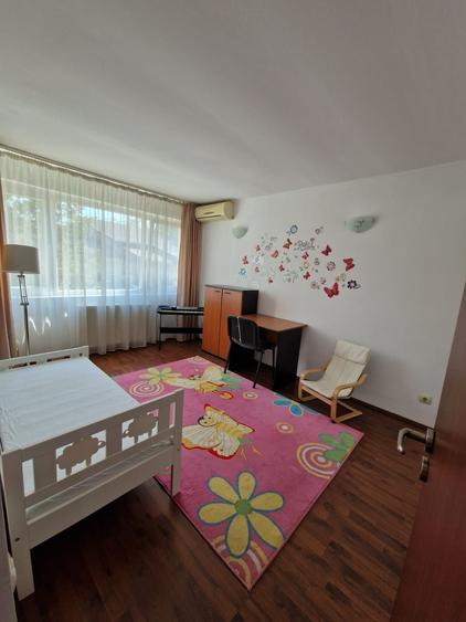 Casă cu 4 camere în Roșu