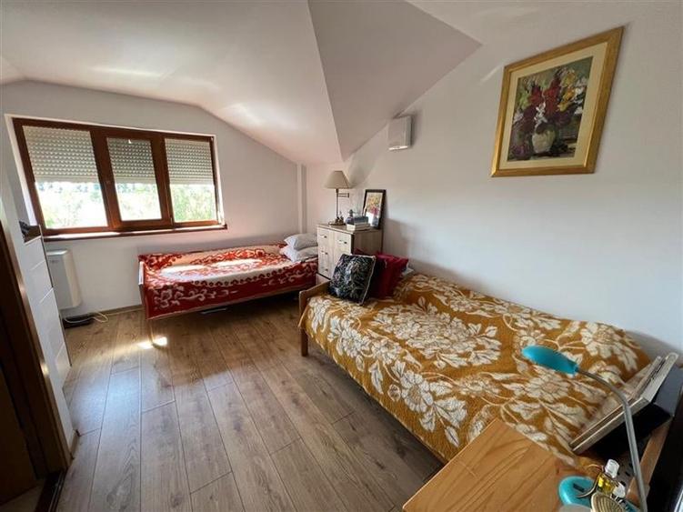 Casă individuală cu 5 camere cu Teren 10000 Mp în Colina