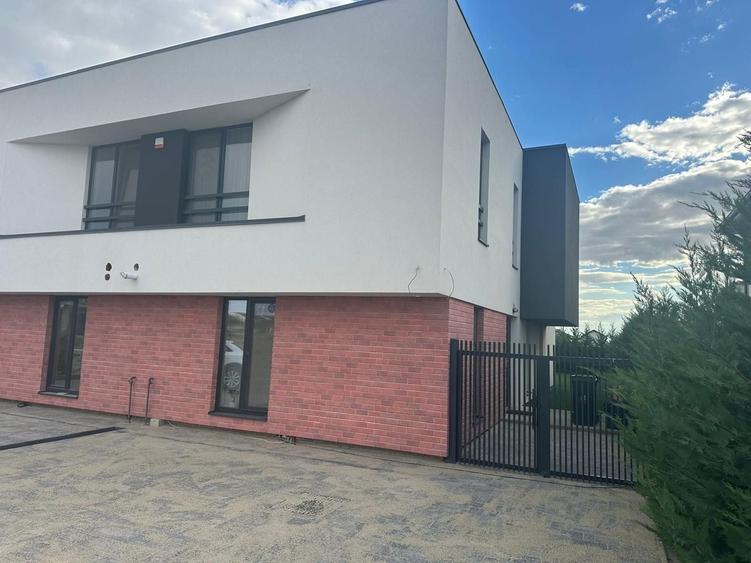 Duplex cu 4 camere cu Canalizare în Dumbrăvița