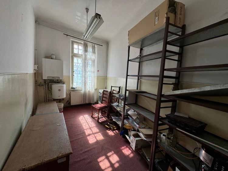 Casă individuală cu 7 camere cu Canalizare în Ultracentral