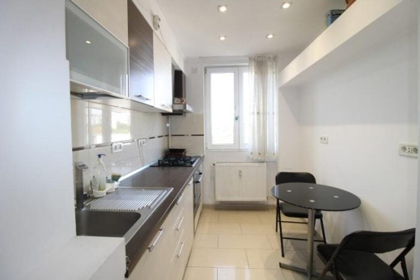 Apartament cu 3 camere semidecomandat, mobilat în Alexandru Obregia