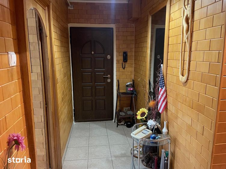 Apartament cu 3 camere decomandat în Carpați 2