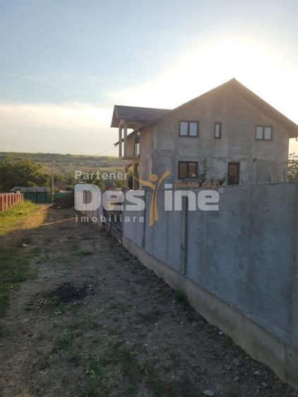 Casă individuală cu 5 camere cu Garaj în Muntenii de Sus