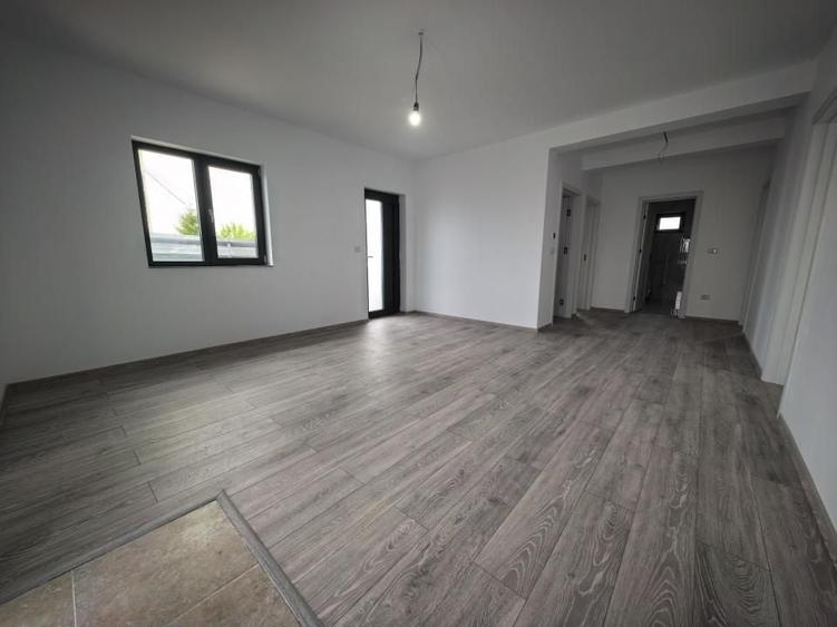 Casă individuală cu 3 camere cu Canalizare în Lunca Cetățuii