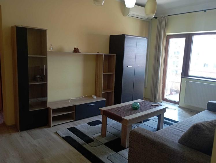 Apartament cu 3 camere decomandat în Zăvoi