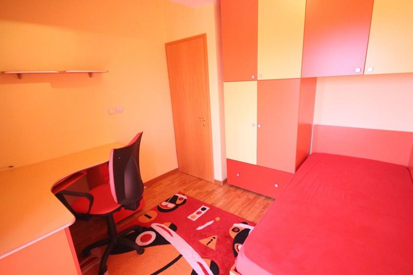 Apartament cu 4 camere decomandat, mobilat în Aradului