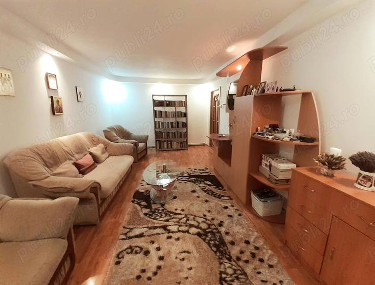 Apartament cu 3 camere decomandat în Berca