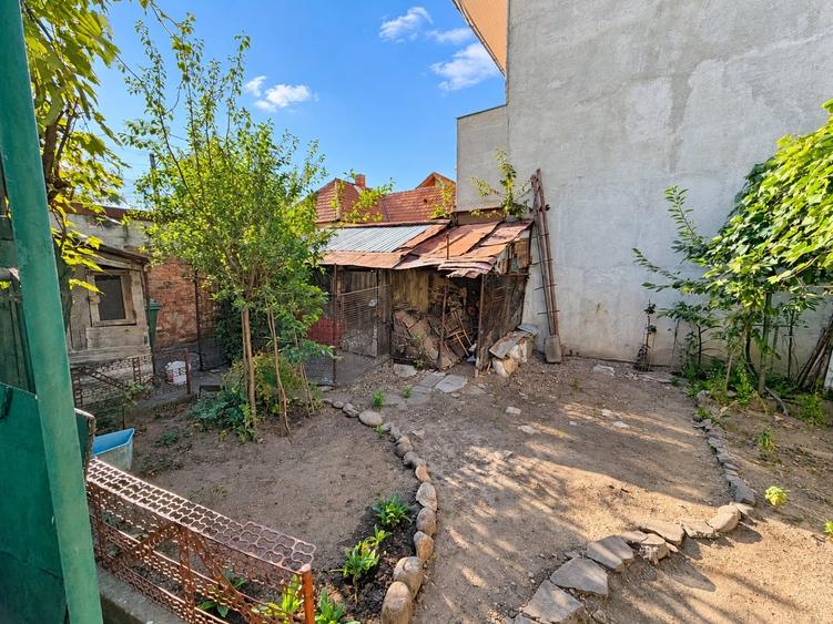 Casă individuală cu 4 camere cu Canalizare în Lupeni