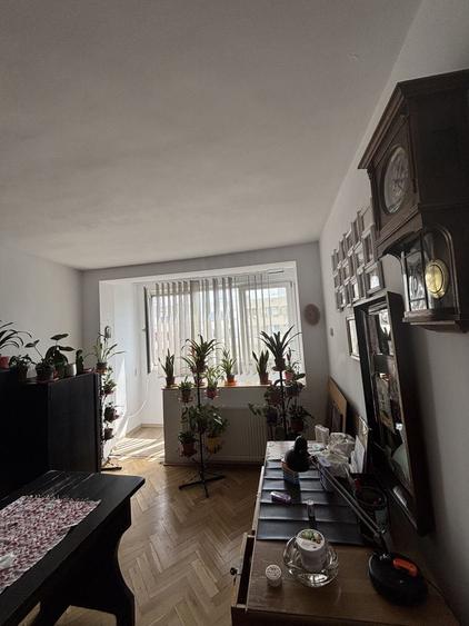 Apartament cu 3 camere decomandat în Torontalului