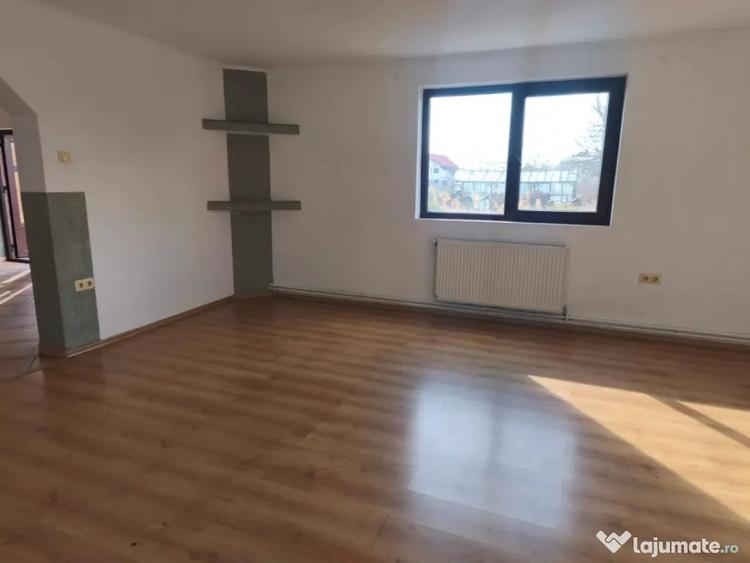 Casă cu 5 camere cu Teren 1600 Mp în Central