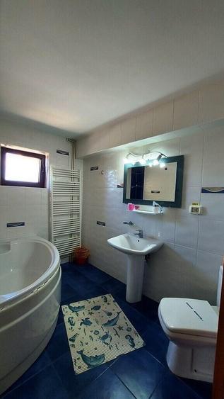 Casă individuală cu 15 camere cu Canalizare în Central