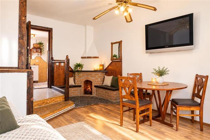 Apartament cu 7 camere semidecomandat, mobilat în Centrul Istoric