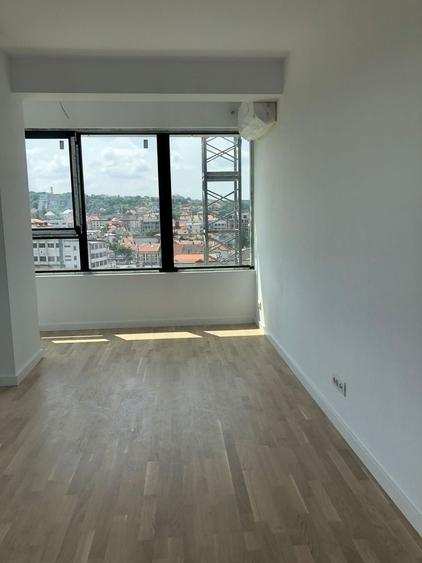Apartament cu 4 camere semidecomandat în Central