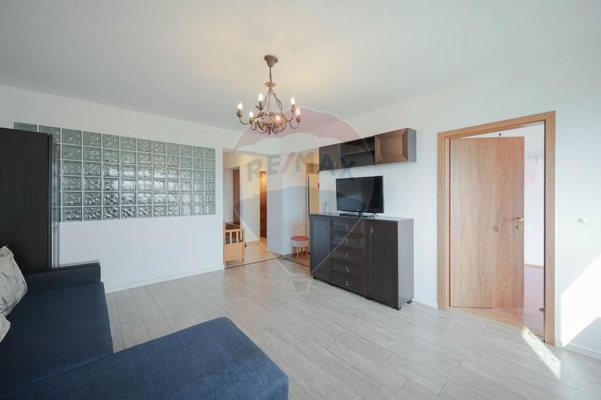 Apartament cu 3 camere semidecomandat, mobilat în Nufărul