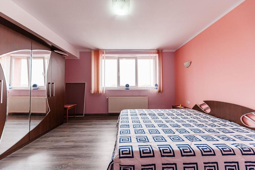 Casă individuală cu 22 camere cu Canalizare în Ghiroda