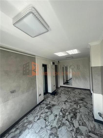 Apartament cu 3 camere semidecomandat în 1 Decembrie