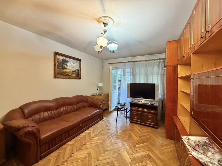 Apartament cu 4 camere decomandat, mobilat în Dâmbovița