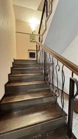 Casă individuală cu 10 camere cu Canalizare în Dâmbul Morii