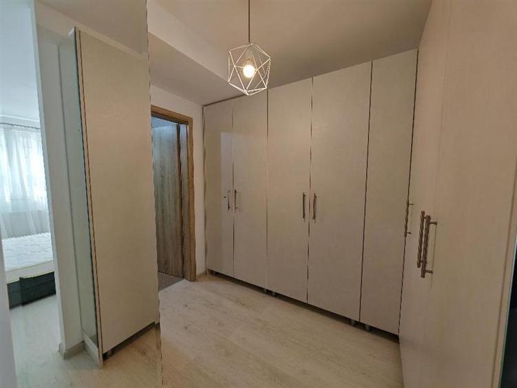 Apartament cu 3 camere decomandat, mobilat în Tractorul
