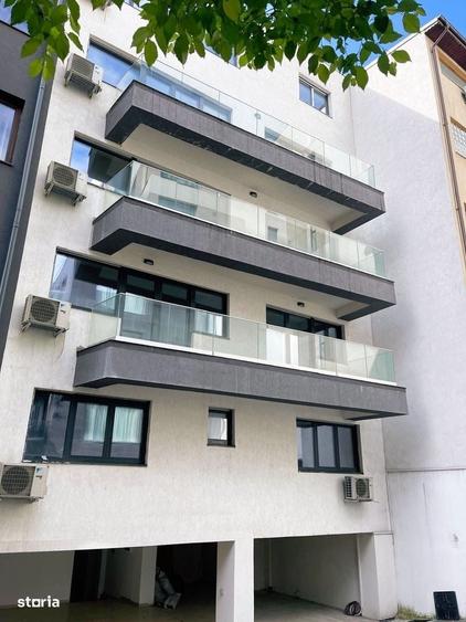 Spațiu comercial, de 520 mp, în Polonă