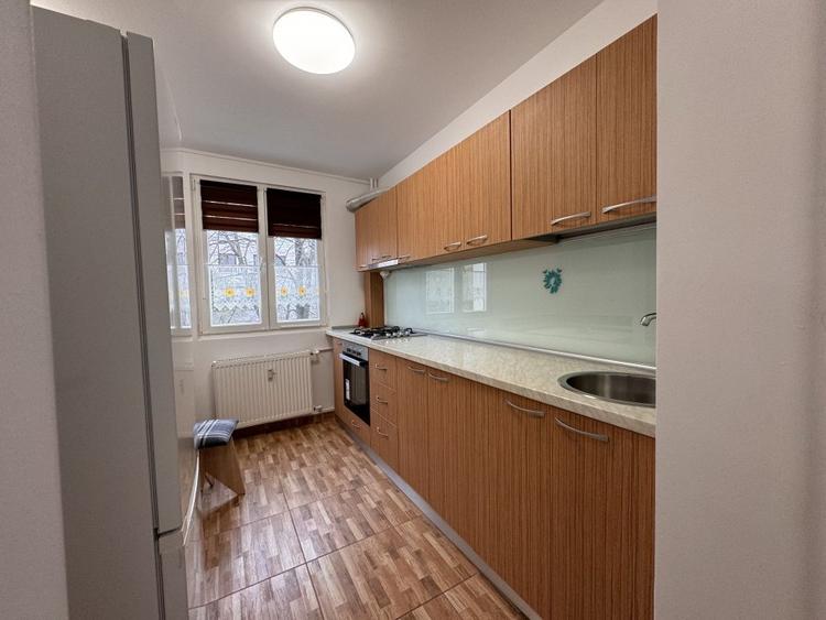 Apartament cu 3 camere decomandat, mobilat în Titan
