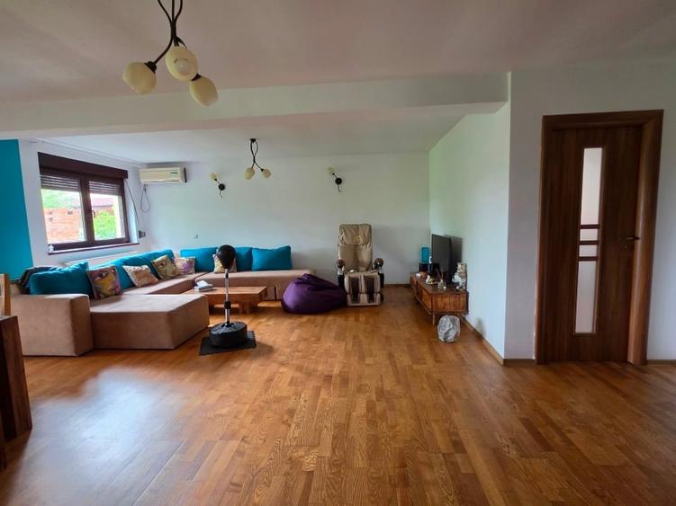 Casă individuală cu 5 camere cu Teren 400 Mp în Domnești
