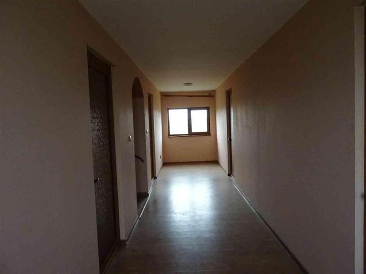 Casă individuală cu 5 camere cu Canalizare în Central