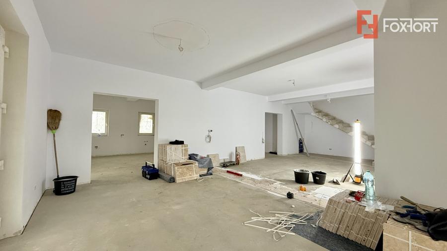 Casă individuală cu 7 camere cu Teren 670 Mp în Moșnița Nouă