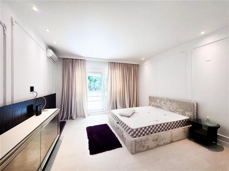 Apartament cu 5 camere decomandat, mobilat în Nordului