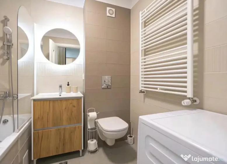 Apartament cu 3 camere decomandat în Tractorul