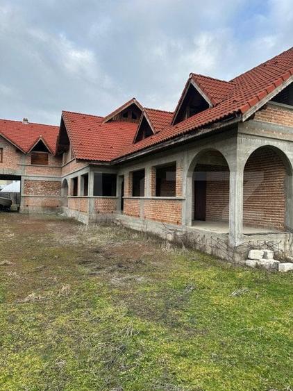 Casă individuală cu 10 camere cu Teren 1400 Mp în Exterior Sud