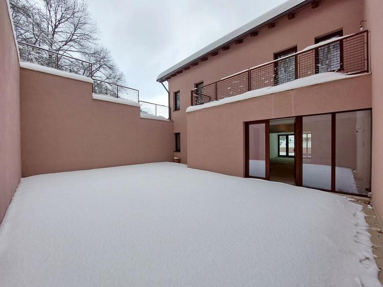 Penthouse cu 4 camere decomandat în Schei
