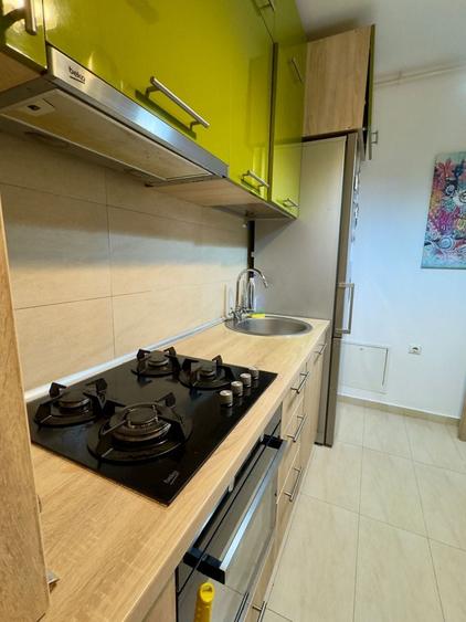 Apartament cu 3 camere semidecomandat, mobilat în Băneasa
