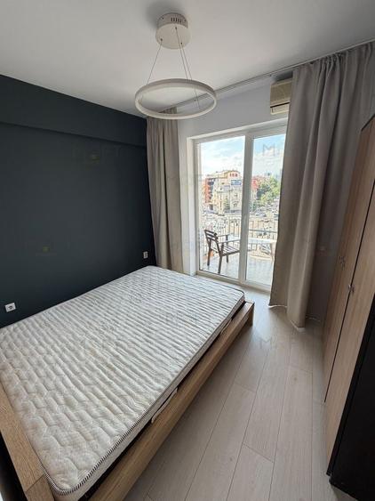Apartament cu 3 camere semidecomandat în P-ța Romană